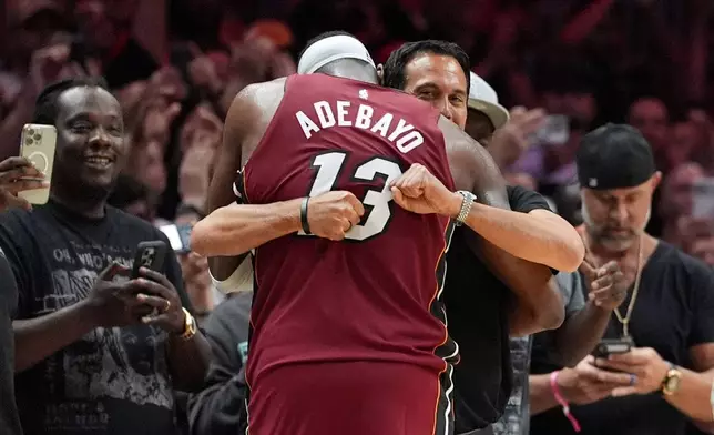邁阿密熱火主教練史普斯查（Erik Spoelstra）擁抱中鋒艾迪巴約（Bam Adebayo），後者在周二（2026年3月10日）對陣華盛頓巫師的比賽中轟入83分，創下NBA史上單場得分第二高紀錄。 AP圖片