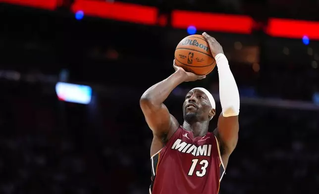 邁阿密熱火中鋒艾迪巴約（Bam Adebayo）在周二（2026年3月10日）對陣華盛頓巫師的NBA常規賽下半場罰球。AP圖片