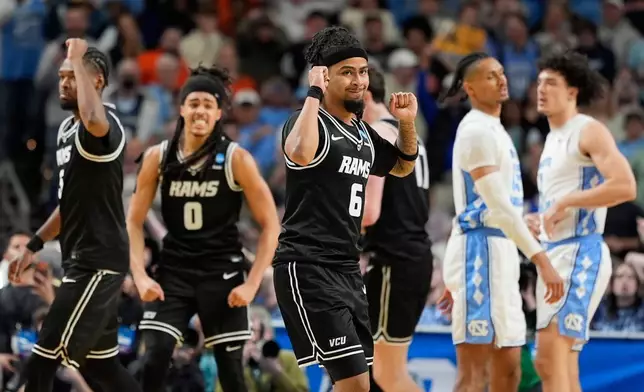 維珍尼亞聯邦大學後衛小泰倫斯希爾（Terrence Hill Jr.）在NCAA大學籃球錦標賽首圈加時賽中，於南卡羅來納州格林維爾對陣北卡羅來納大學得分後慶祝。攝於2026年3月19日周四。(美聯社圖片/Chris Carlson) AP圖片
