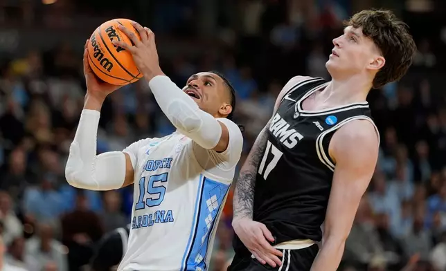 北卡羅來納大學前鋒查林史提芬遜（Jarin Stevenson）在NCAA大學籃球錦標賽首圈上半場，於南卡羅來納州格林維爾對陣維珍尼亞聯邦大學前鋒拉薩杜高域（Lazar Djokovic）時投籃。攝於2026年3月19日周四。(美聯社圖片/Chris Carlson) AP圖片