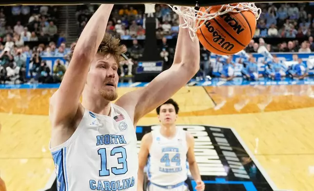 北卡羅來納大學中鋒亨利維薩爾（Henri Veesaar）在NCAA大學籃球錦標賽首圈上半場，於南卡羅來納州格林維爾對陣維珍尼亞聯邦大學時入樽。攝於2026年3月19日周四。(美聯社圖片/Chris Carlson) AP圖片