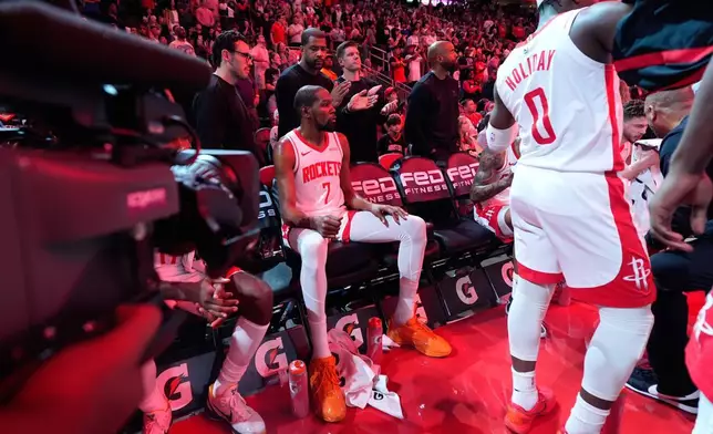 2026年3月21日周六，侯斯頓火箭前鋒杜蘭特（7號）在侯斯頓對陣邁阿密熱火的NBA籃球賽中，總得分超越米高佐敦，升至NBA歷史得分榜第五位後，於暫停期間坐在後備席上。 (美聯社圖片/Ashley Landis) AP圖片