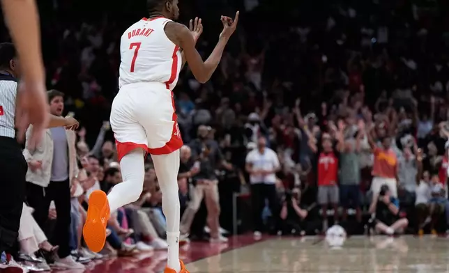 2026年3月21日周六，侯斯頓火箭前鋒杜蘭特（7號）在侯斯頓對陣邁阿密熱火的NBA籃球賽下半場，射入三分球後慶祝。 (美聯社圖片/Ashley Landis) AP圖片