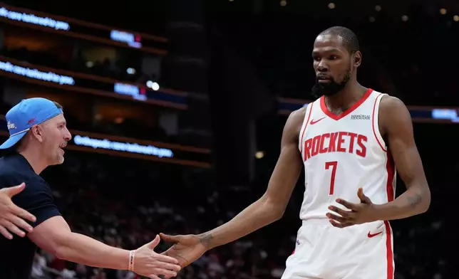 2026年3月21日周六，侯斯頓火箭前鋒杜蘭特（7號）在侯斯頓對陣邁阿密熱火的NBA籃球賽下半場，向球迷致意。 (美聯社圖片/Ashley Landis) AP圖片