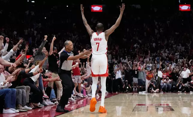 2026年3月21日周六，侯斯頓火箭前鋒杜蘭特（7號）在侯斯頓對陣邁阿密熱火的NBA籃球賽中獲勝後作出反應。 (美聯社圖片/Ashley Landis) AP圖片