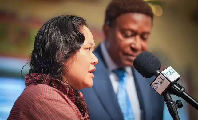 喬治亞·薩維奇福德周四（2026年3月26日）在明尼亞波利斯一場記者會上，講述她被聯邦探員拘留的經歷。（美聯社圖片/Leila Navidi/Minnesota Star Tribune） AP圖片