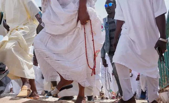 2026年3月13日周五，穆斯林在塞內加爾達喀爾參加齋戒月的最後一次周五祈禱。(美聯社圖片/Misper Apawu) AP圖片