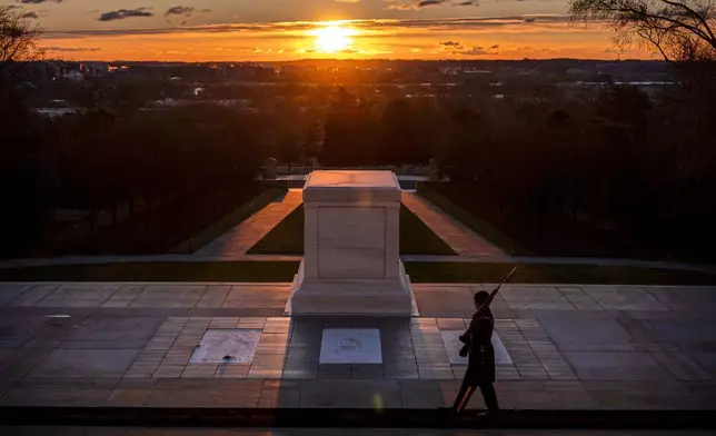 美國陸軍儀仗隊成員於2026年3月17日周二黎明時分，在維珍尼亞州阿靈頓的阿靈頓國家公墓無名戰士墓前站崗。該墓將於2026年3月25日慶祝儀仗隊持續駐守100周年。(美聯社圖片/Mark Schiefelbein) AP圖片