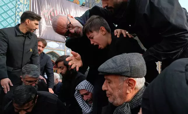 2026年3月14日周六，在伊朗德黑蘭的伊瑪目扎德薩利赫聖殿（Imamzadeh Saleh shrine）庭院，親屬們在阿里沙姆哈尼將軍（Gen. Ali Shamkhani）的遺體下葬時哀悼。阿里沙姆哈尼將軍是伊朗國防委員會秘書兼最高領袖高級顧問，在一次襲擊中喪生。(美聯社圖片/Vahid Salemi) AP圖片