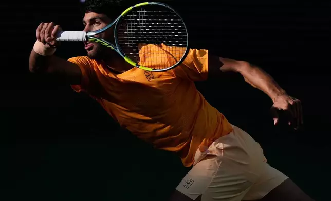 2026年3月14日周六，在加州印第安泉（Indian Wells, Calif.）舉行的法國巴黎銀行公開賽（BNP Paribas Open）網球錦標賽準決賽中，西班牙的卡路士艾卡拉斯回擊俄羅斯的丹尼爾梅德韋傑夫的來球。(美聯社圖片/Mark J. Terrill) AP圖片