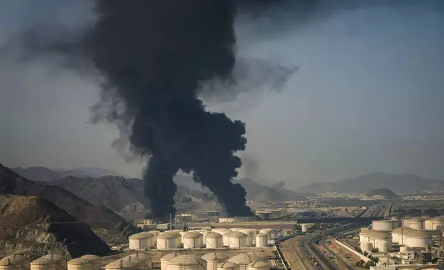 2026年3月14日周六，在阿拉伯聯合酋長國富查伊拉的一個石油設施，濃煙升起。(美聯社圖片/Altaf Qadri) AP圖片