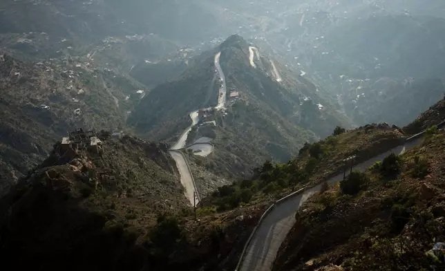 2026年3月13日周五，航拍照片顯示海加特阿卜德山口（Haigat al-Abd mountain pass），這是連接塔伊茲市與臨時首都亞丁及外界的唯一人道通道。(美聯社圖片/Abdulnasser Alseddik) AP圖片