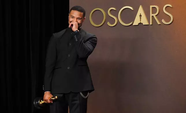 2026年3月15日周日，在洛杉磯杜比劇院（Dolby Theatre）舉行的奧斯卡頒獎禮上，憑藉《罪人》（Sinners）獲得最佳男主角獎的米高B佐敦在記者室擺拍。(美聯社圖片/Jordan Strauss/Invision) AP圖片