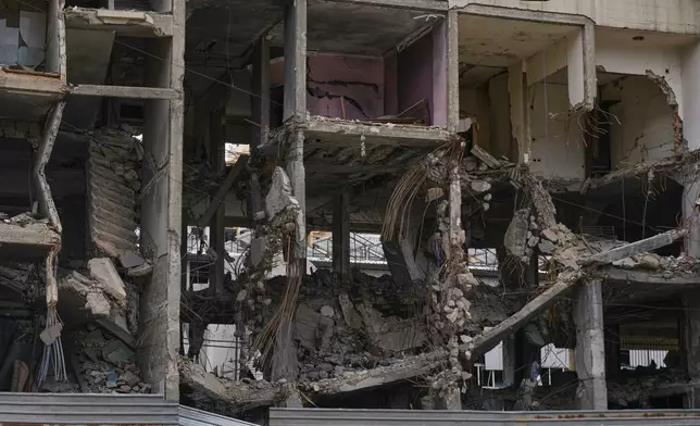 (美聯社圖片/Bilal Hussein) 2026年3月16日周一，黎巴嫩貝魯特南部郊區達希耶，一棟建築物在以色列空襲中受損。 AP圖片