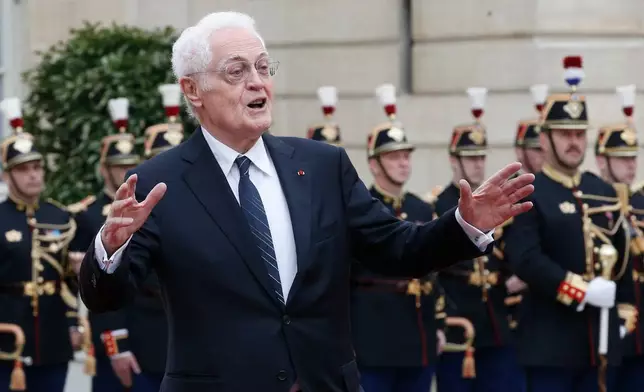 (美聯社圖片/Thibault Camus) 資料圖片：2017年5月14日，法國前總理利昂內爾若斯潘抵達巴黎愛麗舍宮。 AP圖片