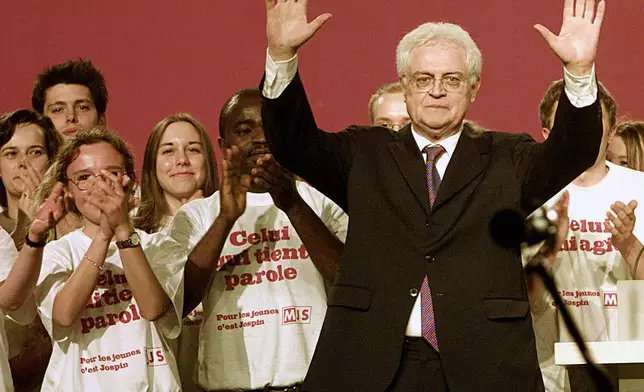 (美聯社圖片/Franck Prevel) 資料圖片：2002年4月17日，法國總理兼社會黨總統候選人利昂內爾若斯潘（右），在法國西部雷恩一場競選集會結束時，向年輕支持者揮手。 AP圖片