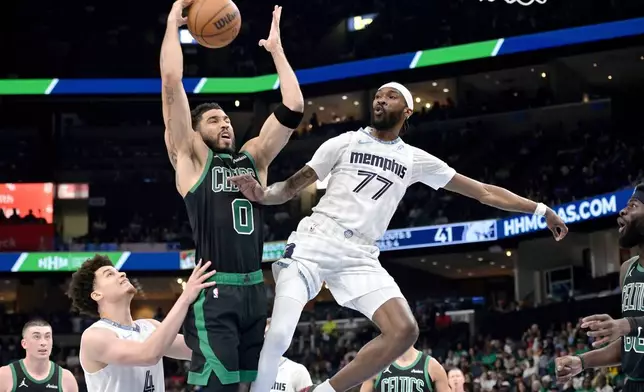 波士頓塞爾特人前鋒謝臣達頓（0號）在周五（2026年3月20日）於田納西州孟菲斯舉行的一場NBA籃球賽上半場，在孟菲斯灰熊後衛迪莊查路（77號）和禾特克萊頓二世（4號）之間搶球。 (美聯社圖片/Brandon Dill) AP圖片