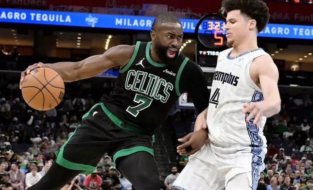 波士頓塞爾特人後衛謝倫布朗（7號）在周五（2026年3月20日）於田納西州孟菲斯舉行的一場NBA籃球賽下半場，突破孟菲斯灰熊後衛禾特克萊頓二世（4號）的防守。 (美聯社圖片/Brandon Dill) AP圖片