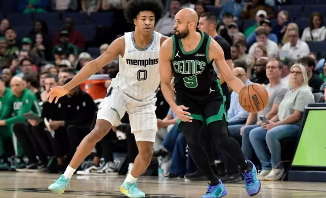 波士頓塞爾特人後衛迪歷懷特（9號）在周五（2026年3月20日）於田納西州孟菲斯舉行的一場NBA籃球賽上半場，持球面對孟菲斯灰熊前鋒謝倫威爾斯（0號）。 (美聯社圖片/Brandon Dill) AP圖片