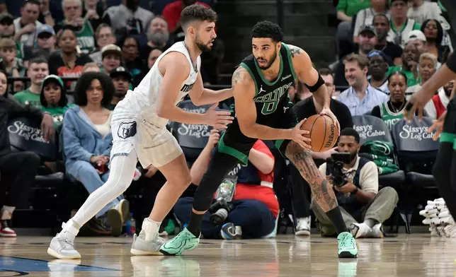 波士頓塞爾特人前鋒謝臣達頓（0號）在周五（2026年3月20日）於田納西州孟菲斯舉行的一場NBA籃球賽上半場，持球面對孟菲斯灰熊後衛泰謝洛美（左）。 (美聯社圖片/Brandon Dill) AP圖片
