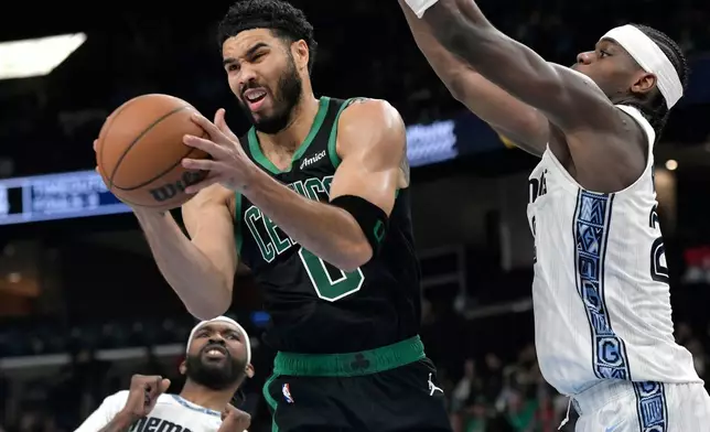 波士頓塞爾特人前鋒謝臣達頓（0號）在周五（2026年3月20日）於田納西州孟菲斯舉行的一場NBA籃球賽下半場，在孟菲斯灰熊前鋒泰勒軒迪斯（右）和後衛迪莊查路（左）之間持球。 (美聯社圖片/Brandon Dill) AP圖片