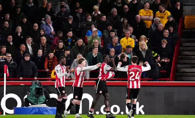 賓福特的米高卡約迪（右二）與隊友慶祝入球。 AP圖片