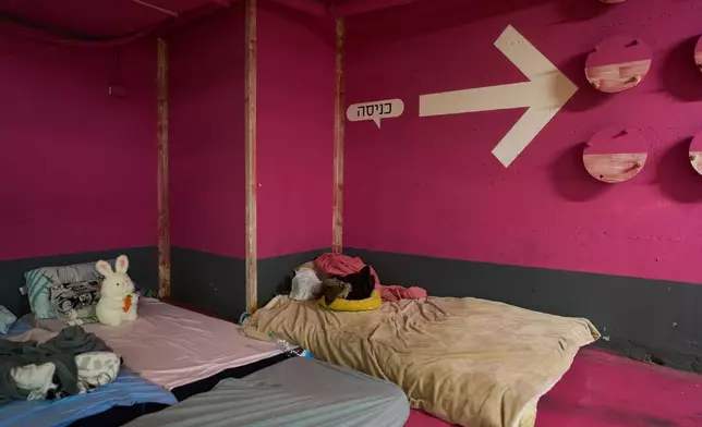 2026年3月14日周六，以色列特拉維夫（Tel Aviv）一個地下停車場內，一張床褥上放著一個兒童的毛絨兔，人們在此過夜以防範伊朗（Iran）可能發動的導彈襲擊。(美聯社圖片/Oded Balilty) AP圖片