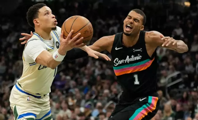 2026年3月28日周六，密爾沃基，密爾沃基公鹿（Milwaukee Bucks）球員賴恩羅連斯（Ryan Rollins，左）在NBA籃球賽上半場投籃，對陣聖安東尼奧馬刺（San Antonio Spurs）球員維克托雲班耶馬（Victor Wembanyama）。（美聯社圖片/艾朗加殊） AP圖片