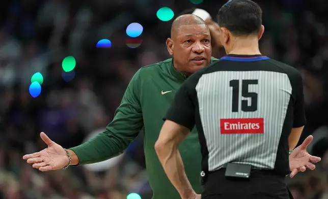 2026年3月28日周六，密爾沃基，密爾沃基公鹿（Milwaukee Bucks）主教練鐸李華士（Doc Rivers）在NBA籃球賽上半場對陣聖安東尼奧馬刺（San Antonio Spurs）時與裁判交談。（美聯社圖片/艾朗加殊） AP圖片