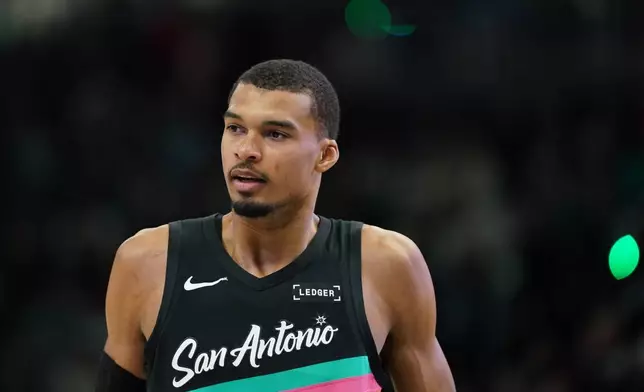 2026年3月28日周六，密爾沃基，聖安東尼奧馬刺（San Antonio Spurs）球員維克托雲班耶馬（Victor Wembanyama）在NBA籃球賽上半場對陣密爾沃基公鹿（Milwaukee Bucks）時觀戰。（美聯社圖片/艾朗加殊） AP圖片