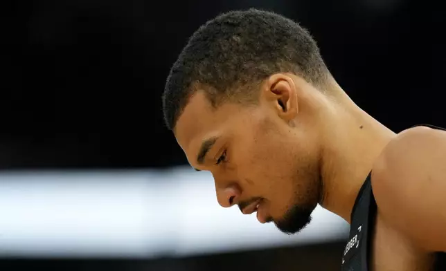 2026年3月28日周六，密爾沃基，聖安東尼奧馬刺（San Antonio Spurs）球員維克托雲班耶馬（Victor Wembanyama）在NBA籃球賽上半場對陣密爾沃基公鹿（Milwaukee Bucks）時觀戰。（美聯社圖片/艾朗加殊） AP圖片