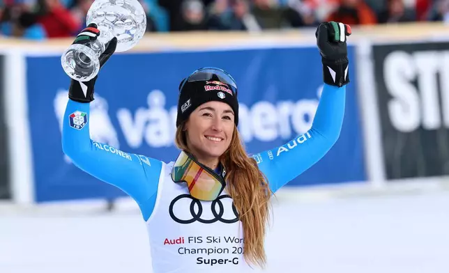 意大利選手戈吉亞（Sofia Goggia）在挪威克維特菲爾（Kvitfjell）舉行的利勒哈默爾世界盃決賽（Lillehammer World Cup Finals）女子超級大迴轉（super-G）賽事中奪冠後，舉起超級大迴轉項目總冠軍獎盃。攝於2026年3月22日周日。(美聯社圖片/Marco Trovati) AP圖片
