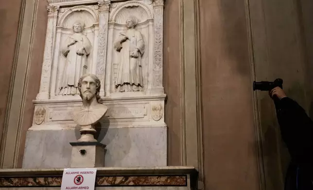 羅馬城外聖依搦斯聖殿內的大理石半身像，意大利研究員華倫天娜·薩勒諾的新研究指出，該作品可能重新歸於米高安哲羅·博那羅蒂名下。攝於2026年3月4日周三。(美聯社圖片/格雷戈里奧·博爾吉亞) AP圖片