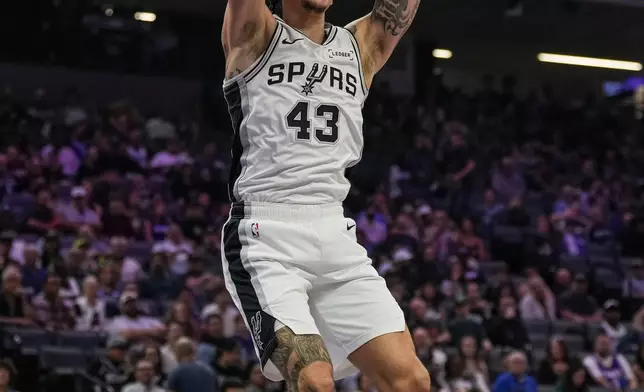 聖安東尼奧馬刺隊前鋒林迪禾達斯三世（43號）對陣薩克拉門托帝王隊時入樽。 AP圖片