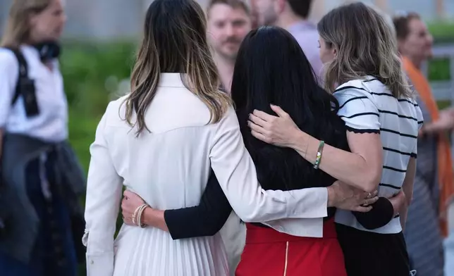 據稱是社交媒體平台受害兒童的家長，於2026年3月12日周四，在洛杉磯高等法院外聽取結案陳詞後相擁。（美聯社圖片/達米安·多瓦加內斯） AP圖片