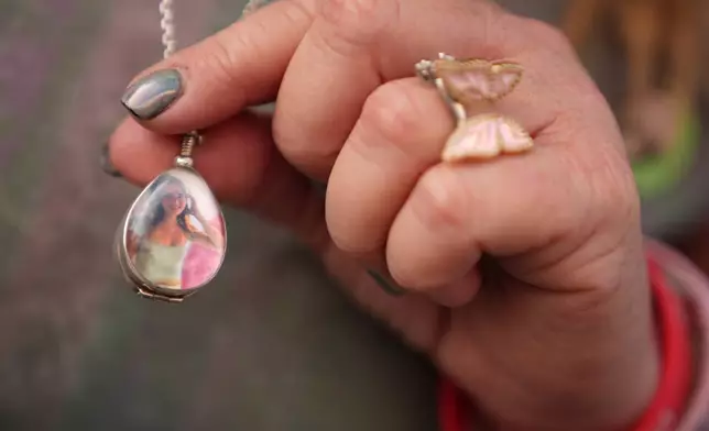 維多利亞·欣克斯於2026年3月12日周四，在洛杉磯斯普林街法院、洛杉磯高等法院外，舉起她已故女兒亞歷山德拉「貓頭鷹」欣克斯的照片，她稱女兒是社交媒體平台的受害者。（美聯社圖片/達米安·多瓦加內斯） AP圖片