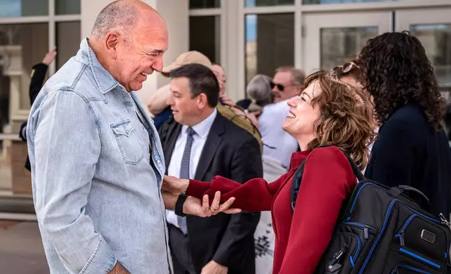 代表州政府的律師琳達·辛格，以及MotleyRice律師事務所的律師唐納德·米格利奧里，於2026年3月24日周二，在新墨西哥州聖達菲慶祝陪審團裁定Meta違反州消費者保護法，並命令該社交媒體公司向州政府支付3.75億美元賠償。（美聯社圖片/納森·伯頓/聖達菲新墨西哥人報） AP圖片