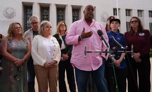 已故14歲恩格林·羅伯茨的父親東尼·羅伯茨，於2026年3月12日周四，在洛杉磯美國法院外的洛杉磯高等法院向媒體發言時，被其他社交媒體平台兒童受害者的家長圍繞。（美聯社圖片/達米安·多瓦加內斯） AP圖片