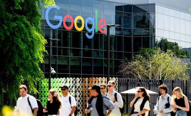 2026年3月26日周四，人們走過加州山景城的Google總部。（美聯社圖片/諾亞·伯格） AP圖片