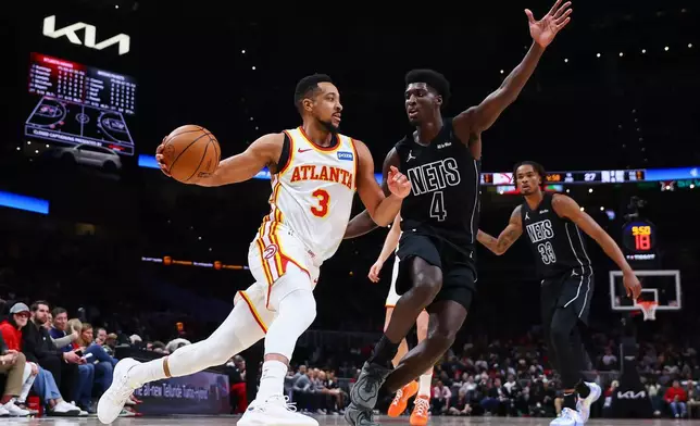 鷹隊後衛麥哥林（CJ McCollum，3號）運球避開籃網後衛鮑威爾（Drake Powell，4號）的防守。AP圖片