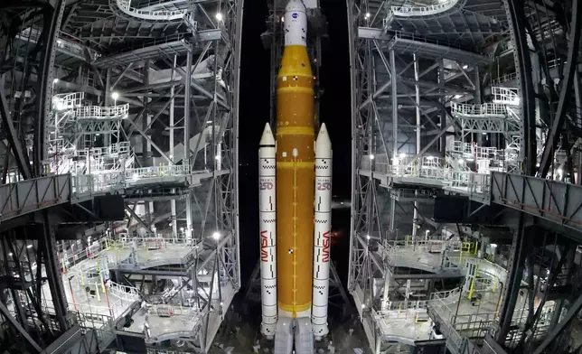 美國太空總署阿提米絲2號（Artemis II）火箭搭載獵戶座太空船（Orion spacecraft），於2026年3月20日周五緩慢駛離飛行器裝配大樓（Vehicle Assembly Building），前往佛羅里達州卡納維拉爾角（Cape Canaveral, Fla.）甘迺迪太空中心（Kennedy Space Center）的39B發射台（pad 39B）。 (美聯社圖片/Terry Renna) AP圖片