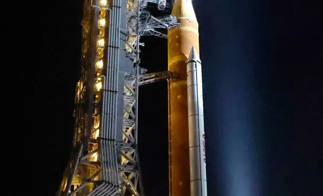 2026年3月20日周五，搭載獵戶座太空船（Orion spacecraft）的美國太空總署阿提米斯二號火箭，緩慢駛離飛行器裝配大樓（Vehicle Assembly Building），前往佛羅里達州卡納維拉爾角甘迺迪太空中心的39B發射台。(美聯社圖片/泰利·雷納) AP圖片