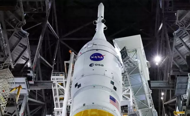 2026年3月19日周四，獵戶座太空船（Orion spacecraft）位於美國太空總署阿提米斯二號火箭頂部，在飛行器裝配大樓（Vehicle Assembly Building）內，準備運往佛羅里達州卡納維拉爾角甘迺迪太空中心的39B發射台。(美聯社圖片/泰利·雷納) AP圖片