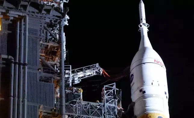 2026年3月20日周五，搭載獵戶座太空船（Orion spacecraft）的美國太空總署阿提米斯二號火箭，緩慢駛離飛行器裝配大樓（Vehicle Assembly Building），前往佛羅里達州卡納維拉爾角甘迺迪太空中心的39B發射台。(美聯社圖片/泰利·雷納) AP圖片