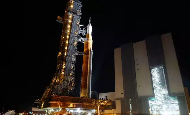2026年3月20日周五，搭載獵戶座太空船（Orion spacecraft）的美國太空總署阿提米斯二號火箭，緩慢駛離飛行器裝配大樓（Vehicle Assembly Building），前往佛羅里達州卡納維拉爾角甘迺迪太空中心的39B發射台。(美聯社圖片/泰利·雷納) AP圖片