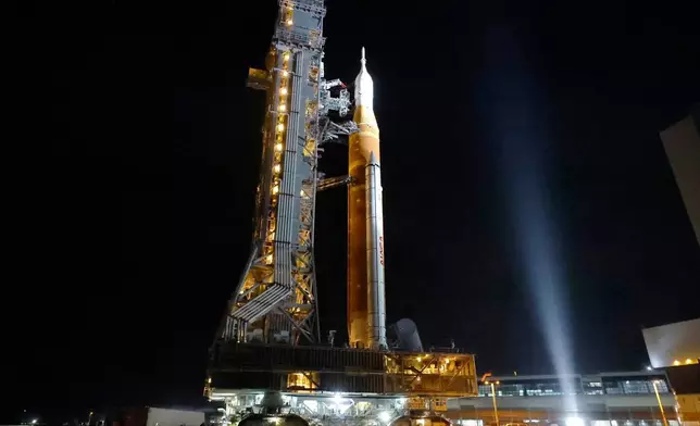 2026年3月20日周五，搭載獵戶座太空船（Orion spacecraft）的美國太空總署阿提米斯二號火箭，緩慢駛離飛行器裝配大樓（Vehicle Assembly Building），前往佛羅里達州卡納維拉爾角甘迺迪太空中心的39B發射台。(美聯社圖片/泰利·雷納) AP圖片
