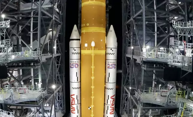 美國太空總署阿提米絲2號（Artemis II）火箭搭載獵戶座太空船（Orion spacecraft），於2026年3月20日周五緩慢駛離飛行器裝配大樓（Vehicle Assembly Building），前往佛羅里達州卡納維拉爾角（Cape Canaveral, Fla.）甘迺迪太空中心（Kennedy Space Center）的39B發射台（pad 39B）。 (美聯社圖片/Terry Renna) AP圖片