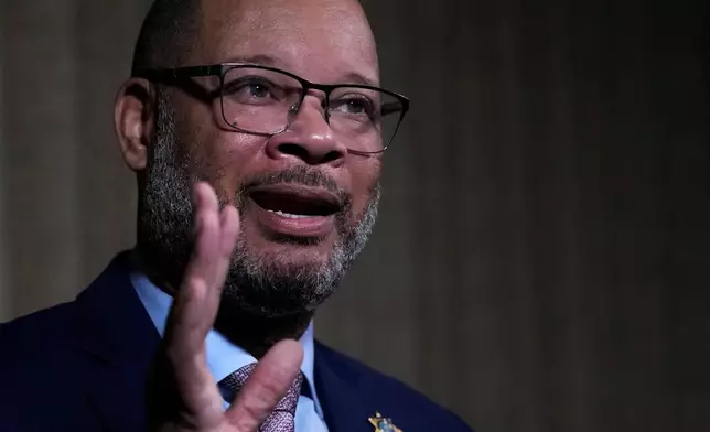 資料圖片：2023年11月16日，內華達州檢察長福特在波士頓舉行的州檢察長協會會議上接受訪問時回答問題。(美聯社圖片/Charles Krupa) AP圖片