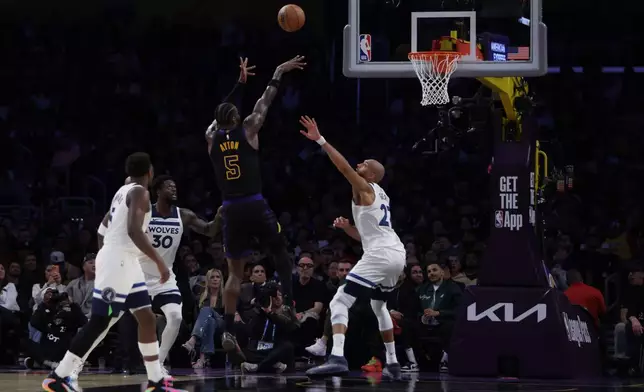 湖人中鋒艾頓（Deandre Ayton）在周二對陣木狼的上半場投籃。AP圖片