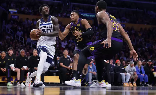 木狼前鋒蘭度（Julius Randle）面對湖人前鋒八村壘（Rui Hachimura）及後衛史密特（Marcus Smart）防守下持球進攻。AP圖片